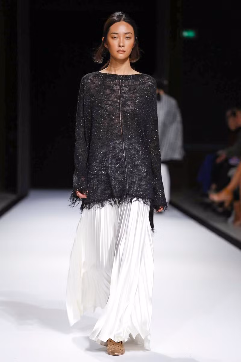 Kha Mỹ Vân sải bước đầy kiêu hãnh trên sàn diễn Paris Fashion Week ảnh 11