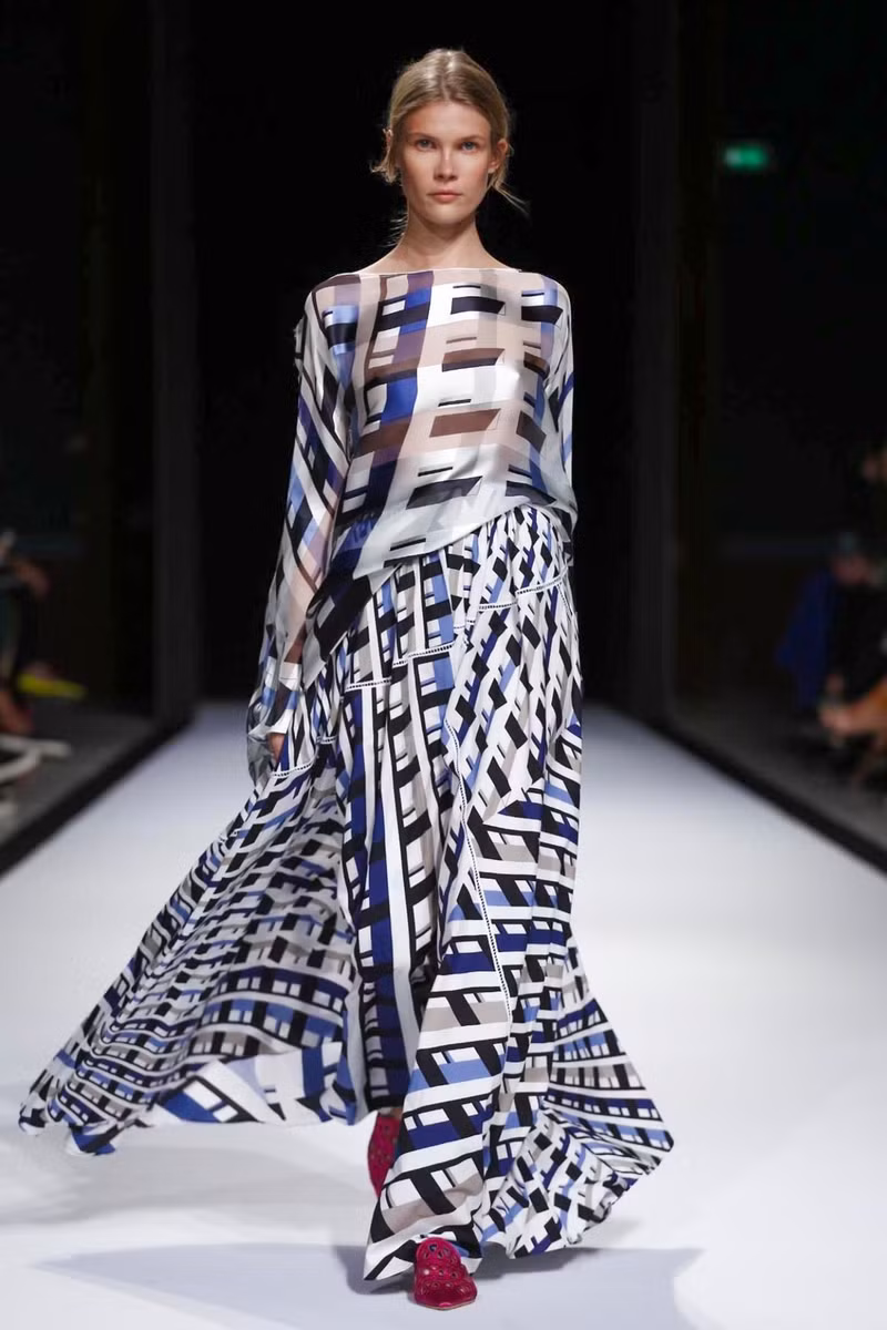 Kha Mỹ Vân sải bước đầy kiêu hãnh trên sàn diễn Paris Fashion Week ảnh 6