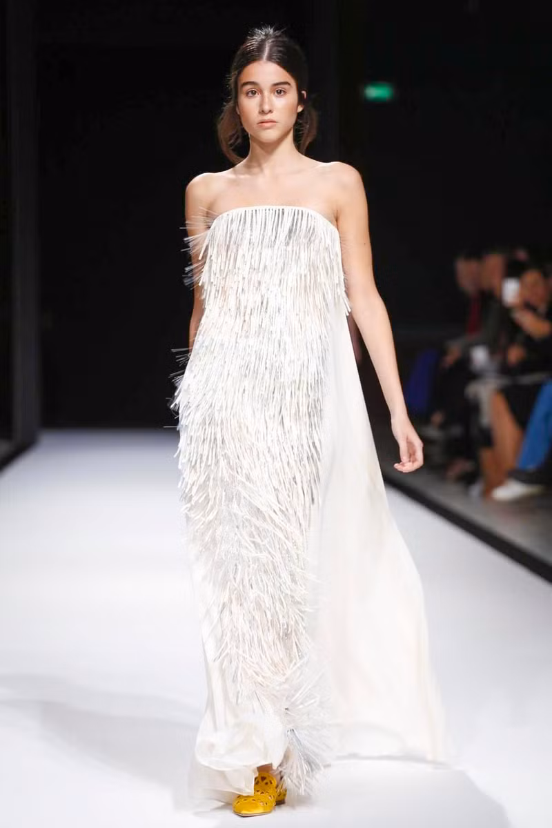 Kha Mỹ Vân sải bước đầy kiêu hãnh trên sàn diễn Paris Fashion Week ảnh 18