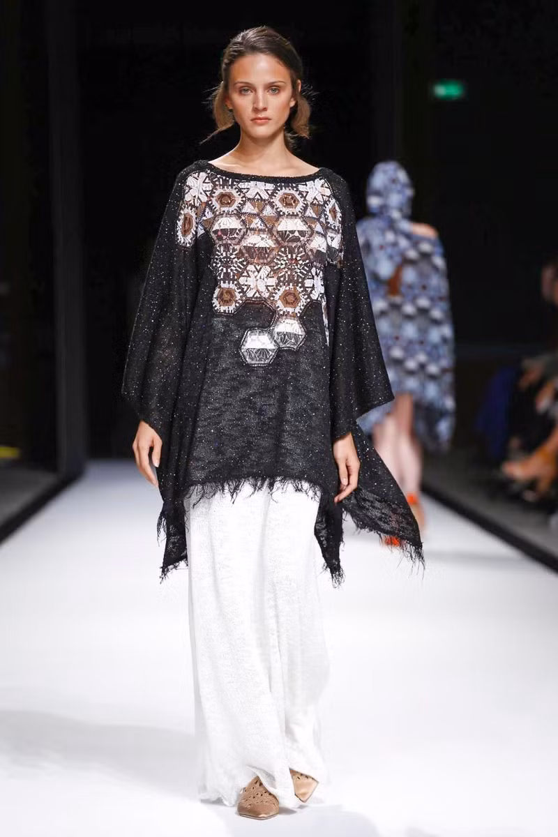Kha Mỹ Vân sải bước đầy kiêu hãnh trên sàn diễn Paris Fashion Week ảnh 15