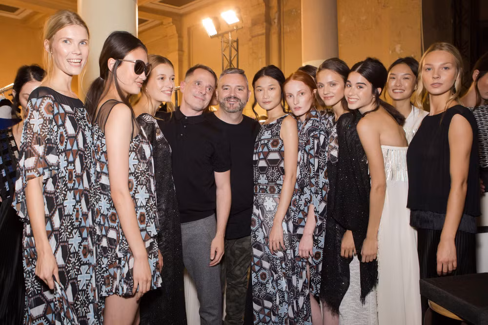 Kha Mỹ Vân sải bước đầy kiêu hãnh trên sàn diễn Paris Fashion Week ảnh 3