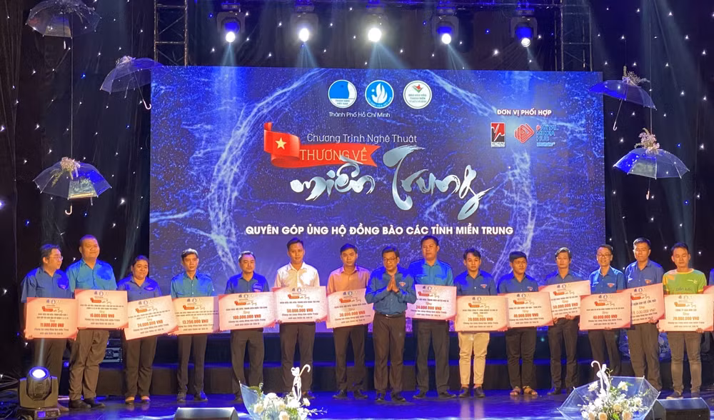 Cả nước chung tay giúp đỡ miền Trung khắc phục hậu quả mưa lũ ảnh 1