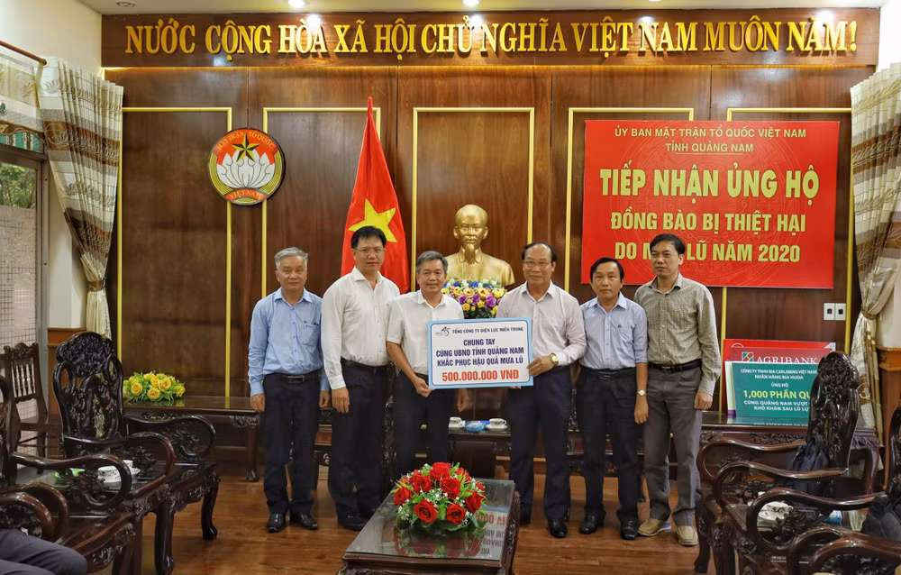 Người dân cả nước chia sẻ khó khăn với miền Trung ruột thịt ảnh 1