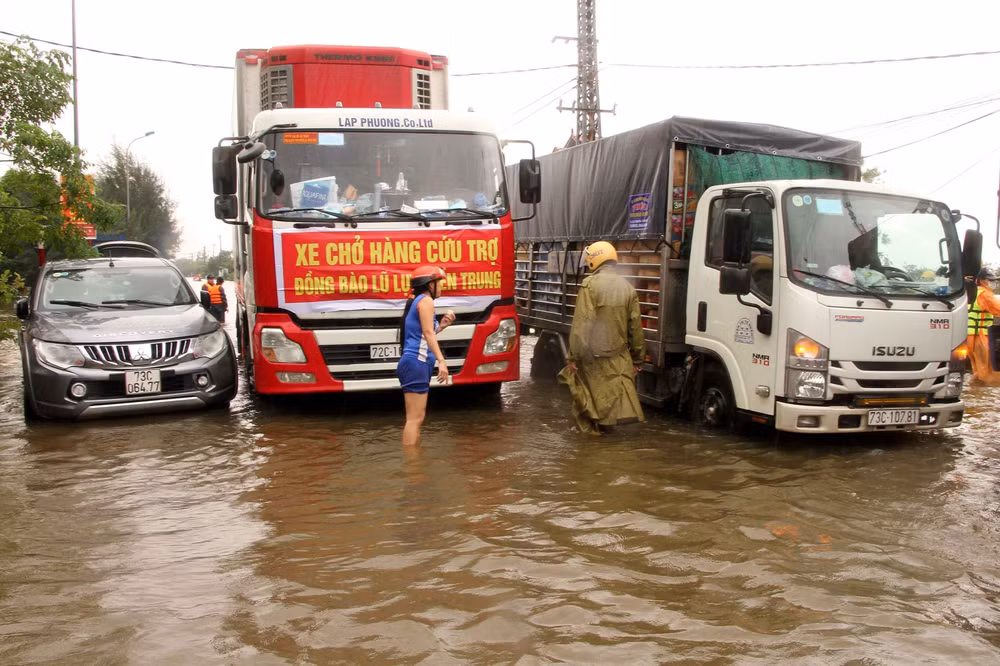 Cả nước chung tay giúp đỡ miền Trung khắc phục hậu quả mưa lũ ảnh 2