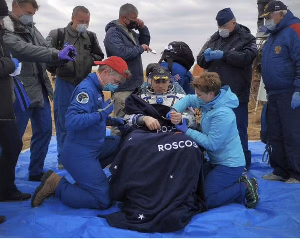 Ba nhà du hành vũ trụ làm việc trên ISS trở về Trái Đất an toàn ảnh 1