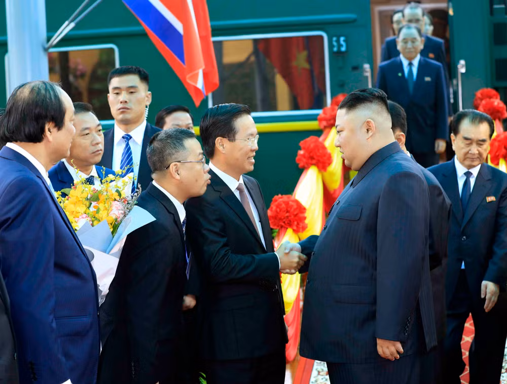 Đồng chí Võ Văn Thưởng ra đón chủ tịch Kim Jong-un ở ga Đồng Đăng ảnh 1