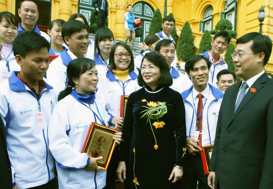 Phó Chủ tịch nước gặp đoàn giáo viên công tác tại huyện và xã đảo ảnh 1