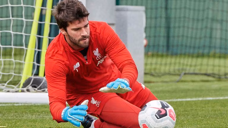 Alisson tập luyện trở lại, chuẩn bị quyết chiến Manchester United ảnh 1