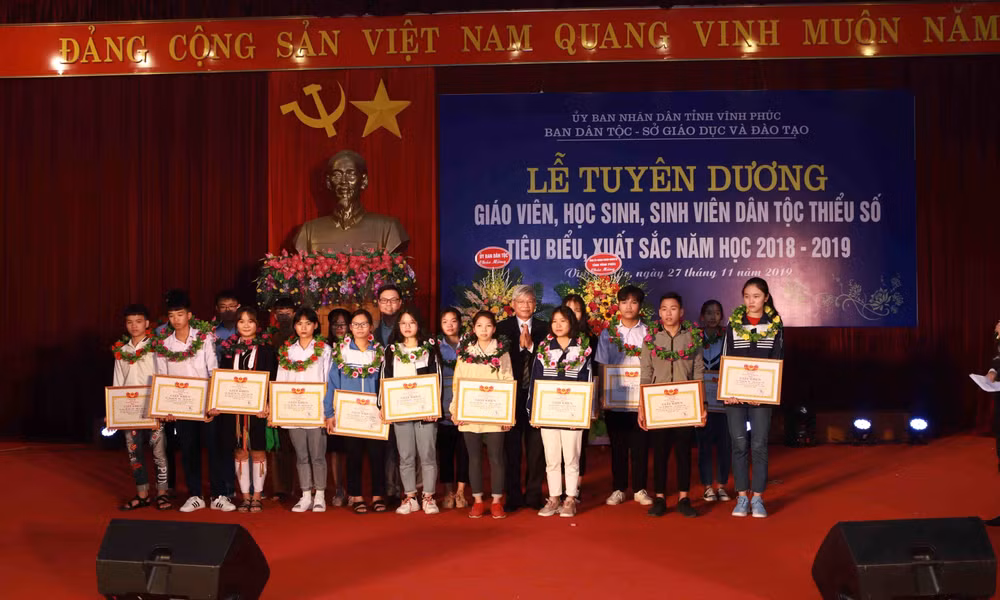 Vĩnh Phúc: Tuyên dương 220 giáo viên, học sinh dân tộc thiểu số ảnh 1