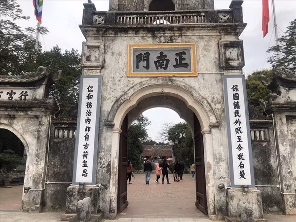 Nam Định: Du khách đeo khẩu trang khi đến đền Trần đầu năm mới ảnh 1