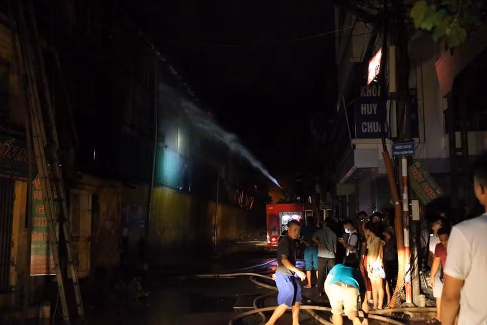 Hà Nội: Tạm thời khống chế đám cháy lớn tại kho của Công ty Rạng Đông ảnh 3