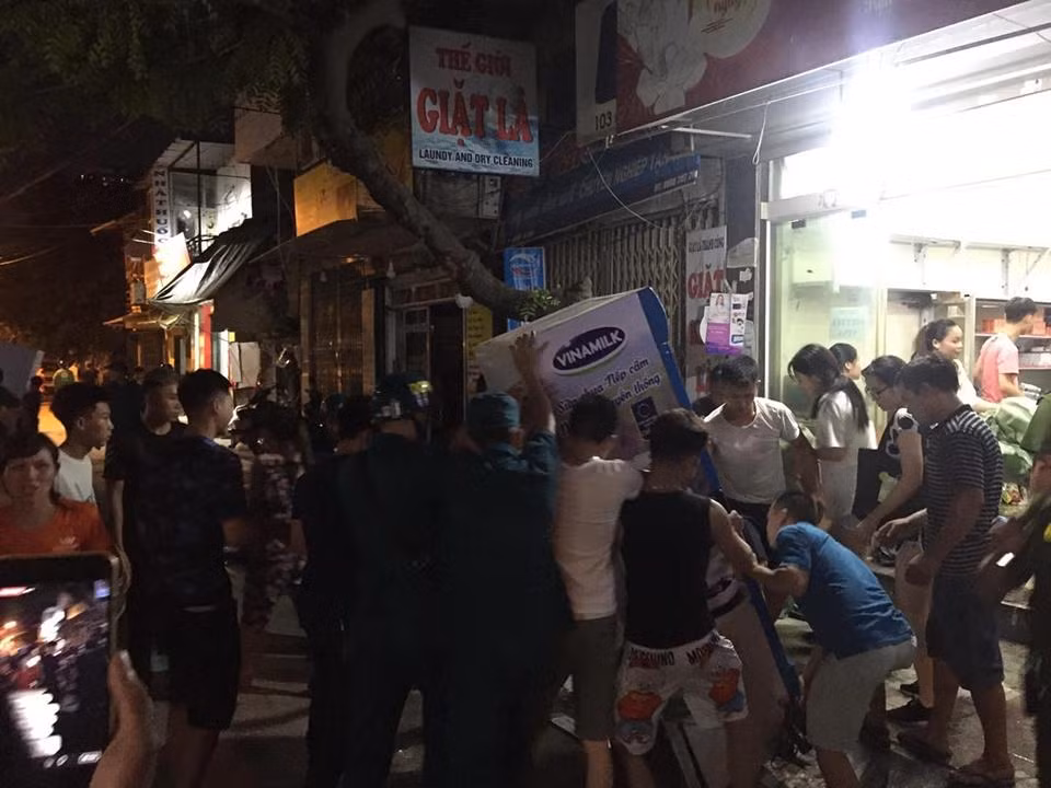 Hà Nội: Tạm thời khống chế đám cháy lớn tại kho của Công ty Rạng Đông ảnh 1