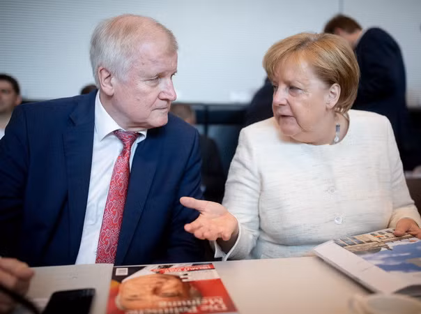 Bộ trưởng Nội vụ Đức không thể làm việc với Thủ tướng Merkel ảnh 1