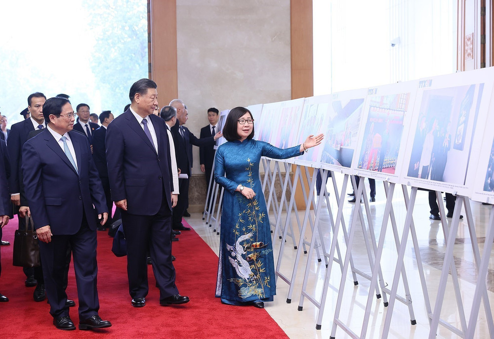 Image hình ảnh hình ảnh Bí thư Tuyết - Lãnh đạo Việt Nam-Trung Quốc tham quan trưng bày ảnh do TTXVN thực ...