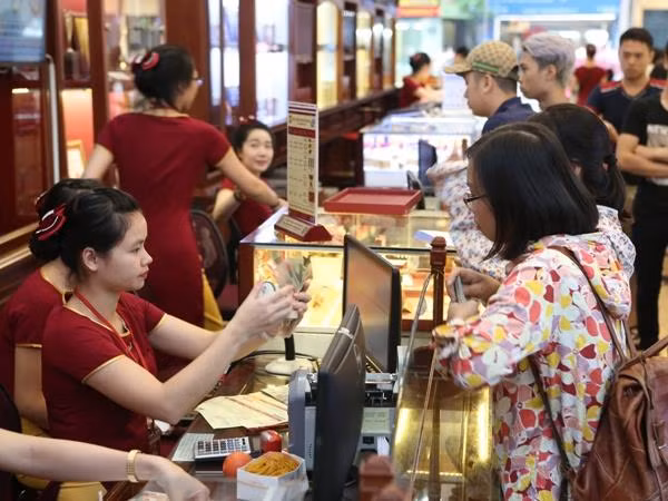 Tỷ giá trung tâm tăng mạnh 11 đồng, vàng trong nước giảm nhẹ ảnh 1