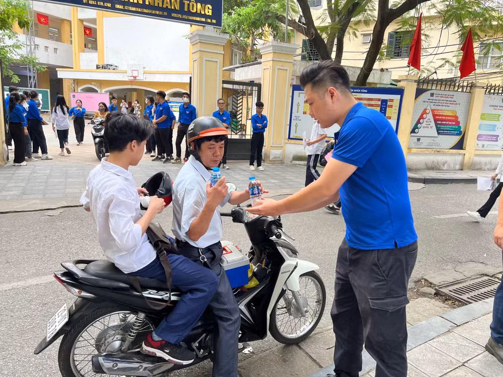 Tuổi trẻ Thủ đô ra quân tiếp sức cho các sỹ tử trong kỳ thi vào lớp 10 ảnh 2