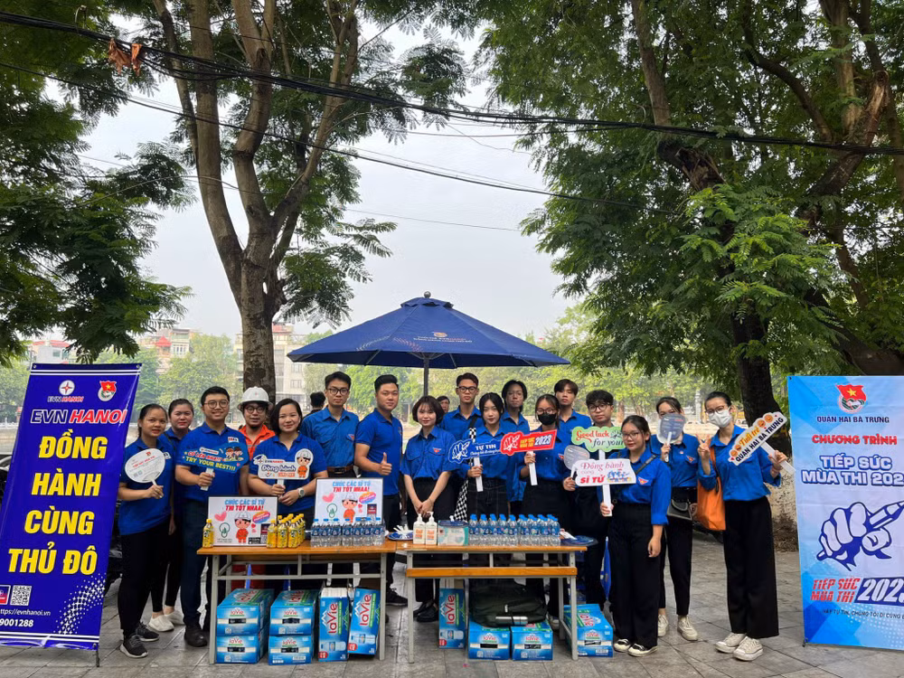 Tuổi trẻ Thủ đô ra quân tiếp sức cho các sỹ tử trong kỳ thi vào lớp 10 ảnh 4
