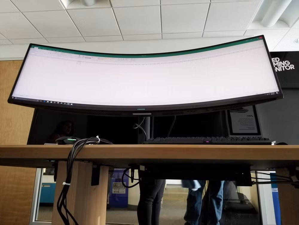 Choáng ngợp với mẫu màn hình cong "siêu rộng" mới của Samsung ảnh 2