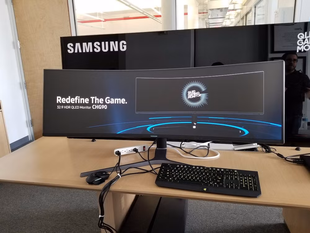 Choáng ngợp với mẫu màn hình cong "siêu rộng" mới của Samsung ảnh 1