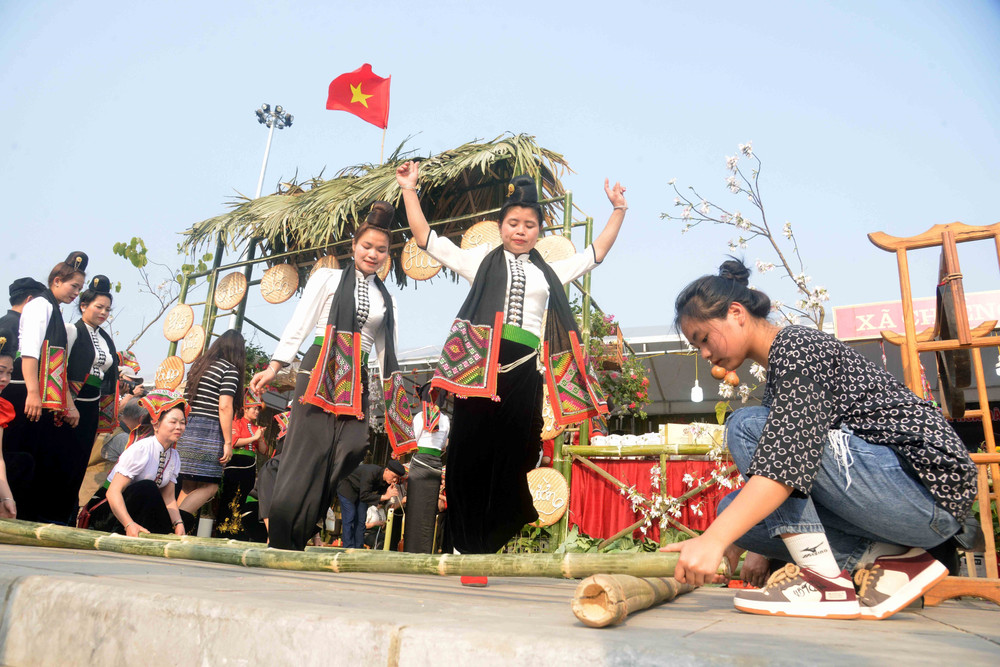 Photo] Nhiều hoạt động hấp dẫn tại Lễ hội 'Mùa hoa Ban' 2023 | Vietnam+  (VietnamPlus)