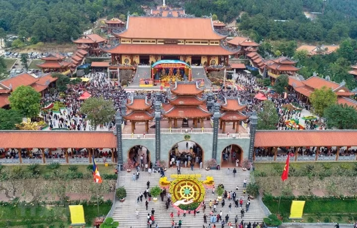 Thành phố Uông Bí đề nghị Chùa Ba Vàng báo cáo tiền công đức ảnh 1