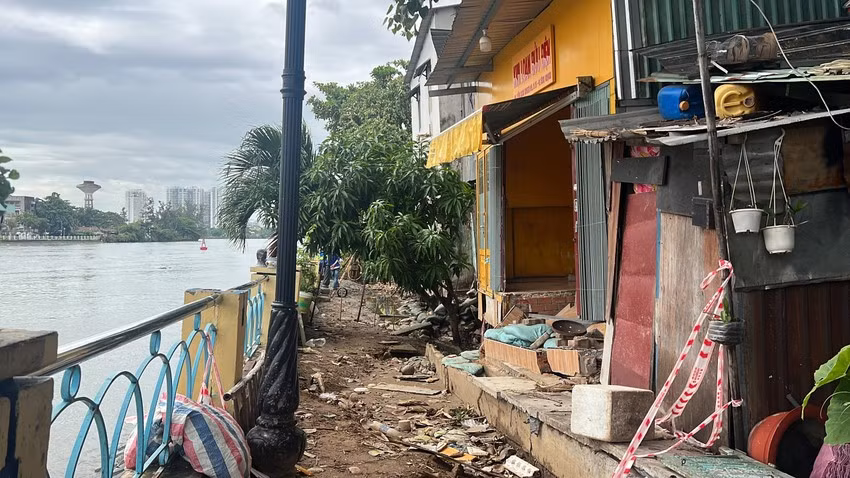 TP.HCM hỗ trợ người dân bị ảnh hưởng bởi sụt lún bờ kênh Thanh Đa ảnh 1