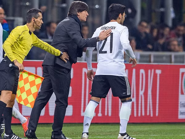 Joachim Löw tiết lộ về những dự định cho tuyển Đức năm 2017 ảnh 3