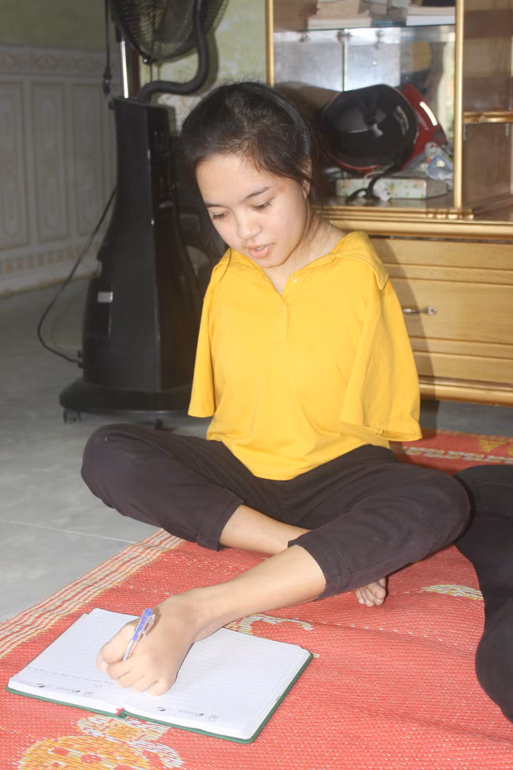 Y Julie - Cô gái khuyết tật 2 tay bẩm sinh bước chân vào đại học ảnh 2