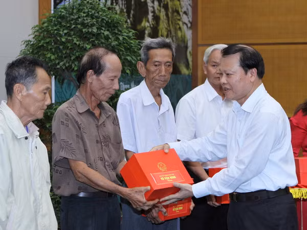 Phó Thủ tướng tiếp đoàn người có công tỉnh Đồng Tháp ảnh 1