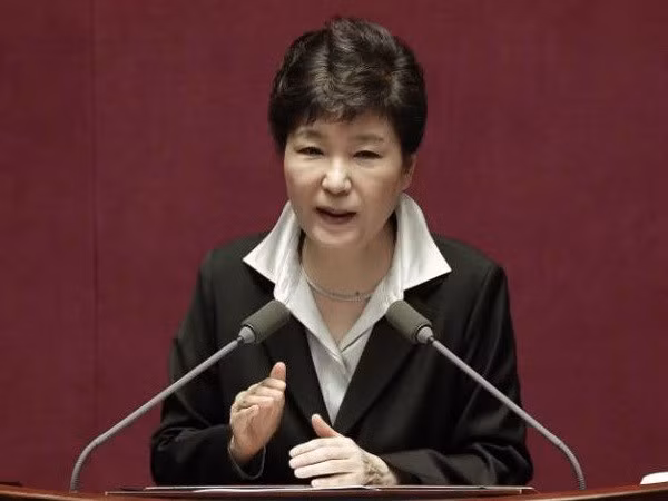 Công tố viên đề nghị thẩm vấn bà Park Geun-hye ngay tuần này ảnh 1