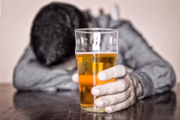 Đồ uống có cồn làm tăng nguy cơ mắc ung thư tiền liệt tuyến ảnh 1