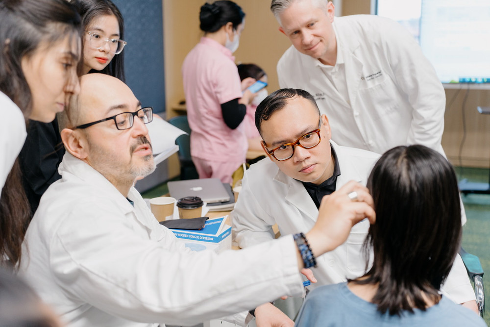 Hơn 30 chuyên gia từ Mỹ và Anh khám từ thiện cho bệnh nhân nghèo | Vietnam+  (VietnamPlus)