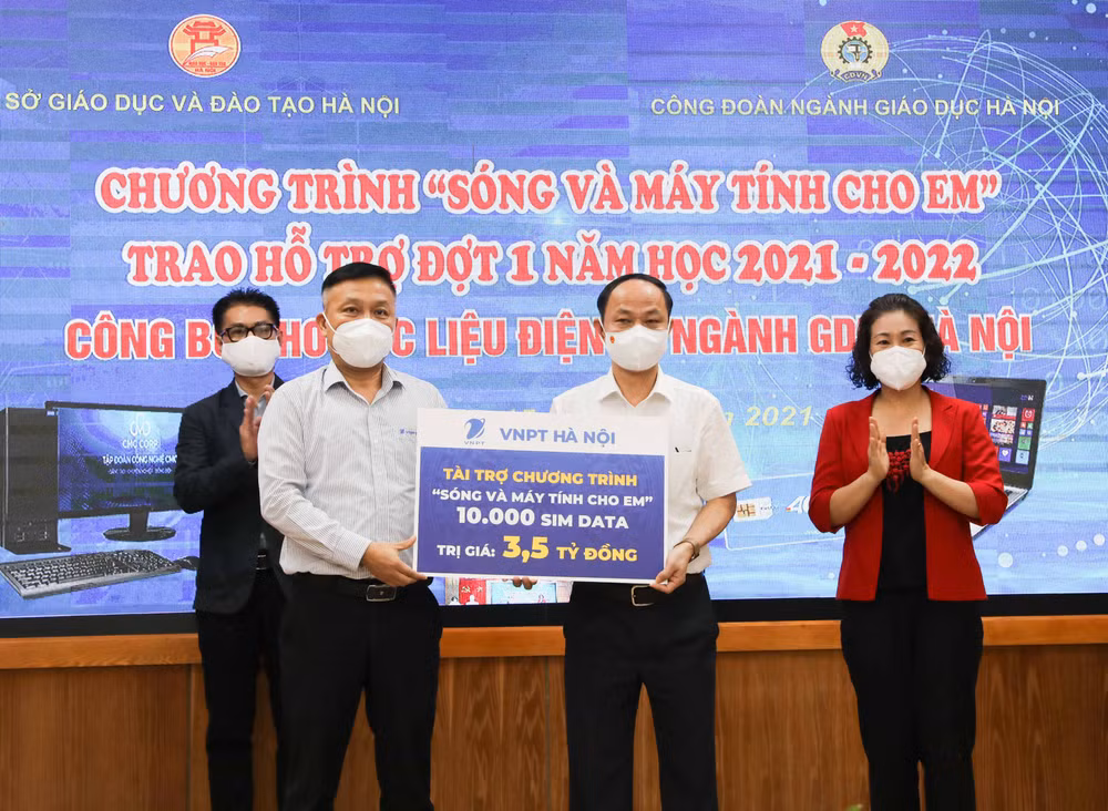Hà Nội tặng gần 4.000 máy tính và 10.000 sim Internet cho học sinh ảnh 1