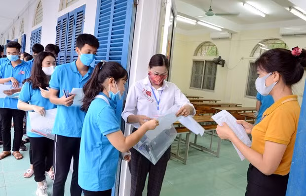 Bộ GD-ĐT tìm “phao” cứu thí sinh điểm cao trượt đại học ảnh 1