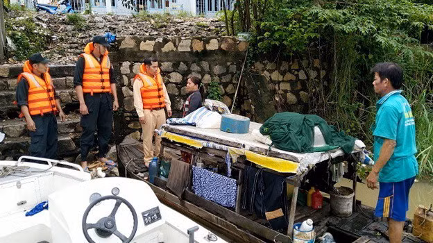 An Giang: Cứu hai người trên thuyền đánh cá sắp chìm lúc nửa đêm ảnh 1