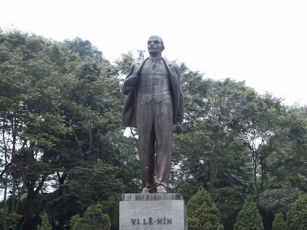 Lãnh đạo Hà Nội dâng hoa kỷ niệm 148 năm ngày sinh V.I. Lenin ảnh 1