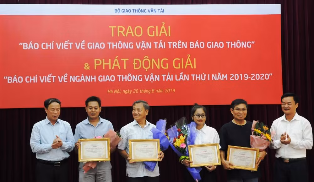 Những tác giải đạt Giải thưởng báo chí viết về nghành giao thông vận tải trên Báo Giao thông. (Ảnh: Việt Hùng/Vietnam+) Phát động Giải báo chí viết về ngành giao thông vận tải lần thứ nhất ảnh 1