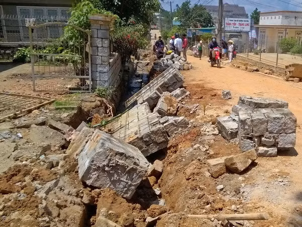 Tường cao 3m bất ngờ đổ sập, một cháu nhỏ 7 tuổi tử vong ảnh 1