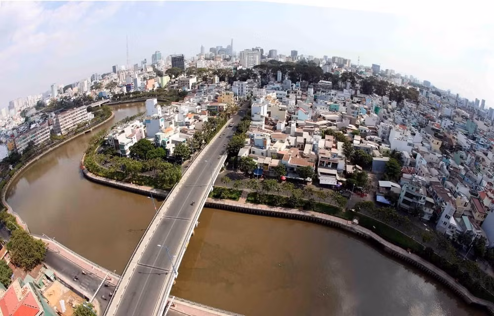 TP.HCM thử nghiệm hệ thống công nghệ thu gom rác trên sông rạch ảnh 1