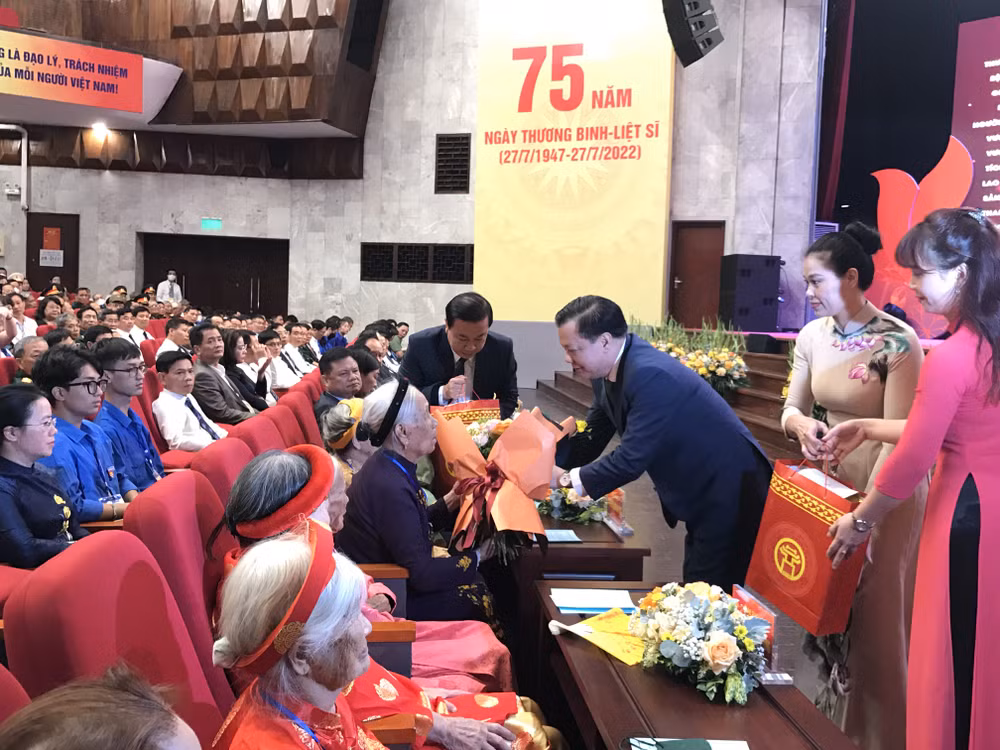 Thành phố Hà Nội biểu dương và tri ân người có công tiêu biểu ảnh 1