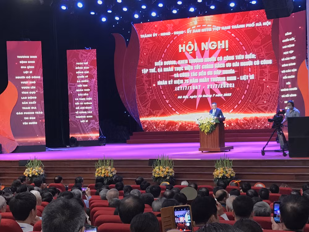 Thành phố Hà Nội biểu dương và tri ân người có công tiêu biểu ảnh 2