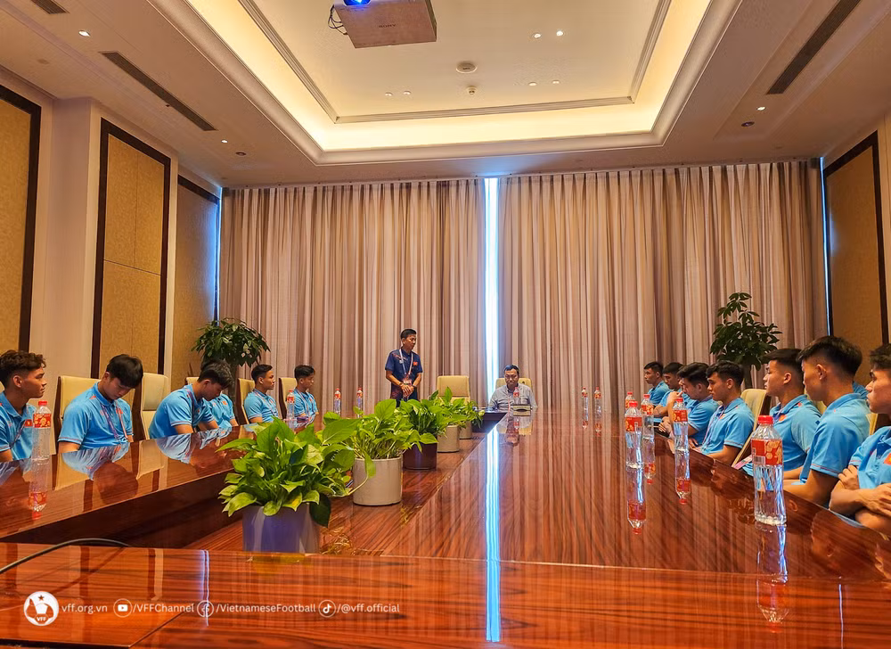 Chủ tịch VFF Trần Quốc Tuấn khích lệ Đội tuyển Olympic Việt Nam ảnh 1
