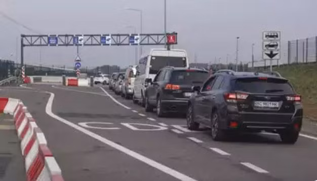 Séc ủng hộ việc Ba Lan cấm ôtô chở khách mang biển số Nga nhập cảnh ảnh 1