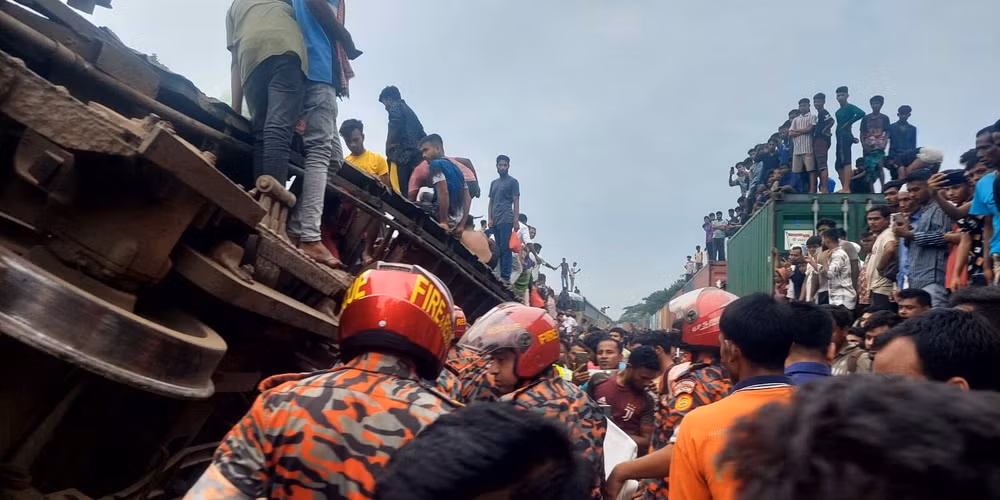 Bangladesh: Hai tàu hỏa đâm nhau, ít nhất 15 người thiệt mạng ảnh 1
