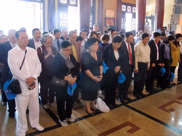 Đoàn Kiều bào dâng hương các Anh hùng, liệt sỹ ở Đền Bến Dược ảnh 1