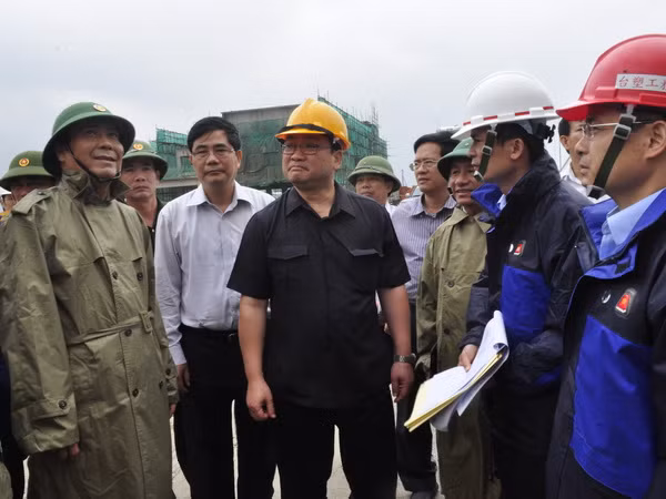 Phó Thủ tướng kiểm tra phòng chống bão ở Vũng Áng ảnh 1