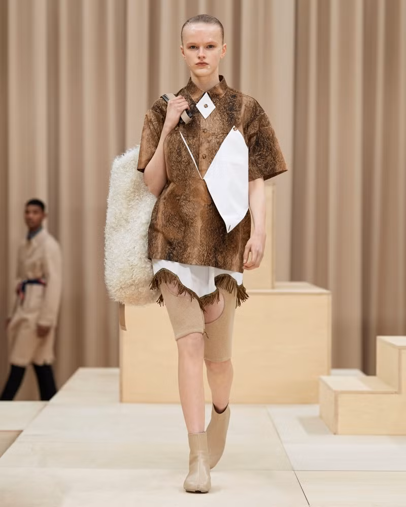 Burberry Thu Đông 2021 - Những sáng tạo thiết thực cho người mộng mơ ảnh 22