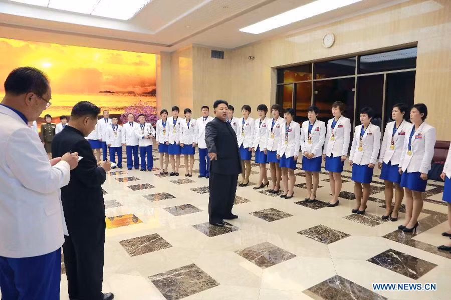 [Photo] Nhà lãnh đạo Triều Tiên Kim Jong-Un gặp các vận động viên ảnh 3