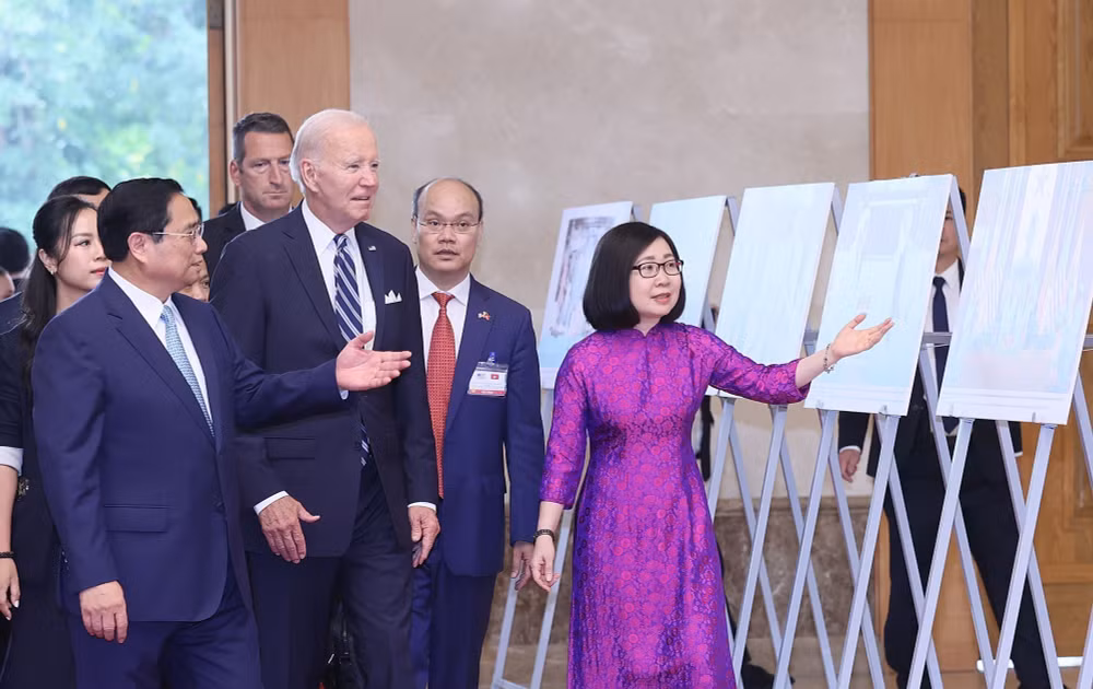 [Photo] Lãnh đạo Việt Nam và Hoa Kỳ tham quan trưng bày ảnh của TTXVN ảnh 4