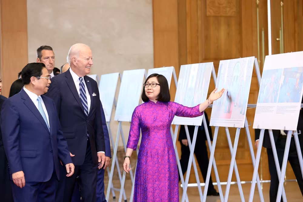 [Photo] Lãnh đạo Việt Nam và Hoa Kỳ tham quan trưng bày ảnh của TTXVN ảnh 3